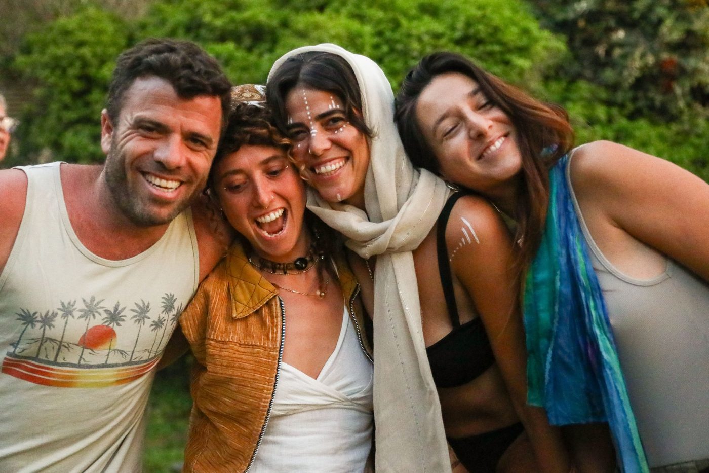 חברים מחובקים וצוחקים בגינה של אלאיה